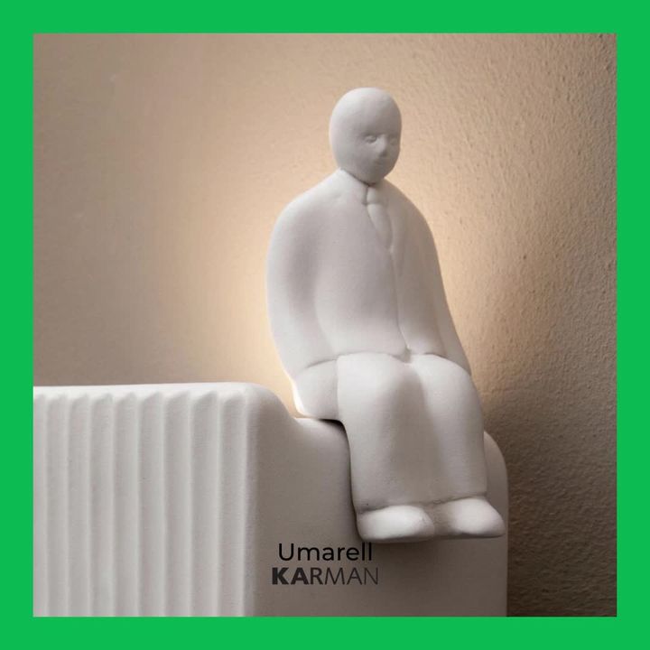 Umarell - Una lampada #applique in ceramica con un accessorio che non passa di certo inosservato☺️⠀